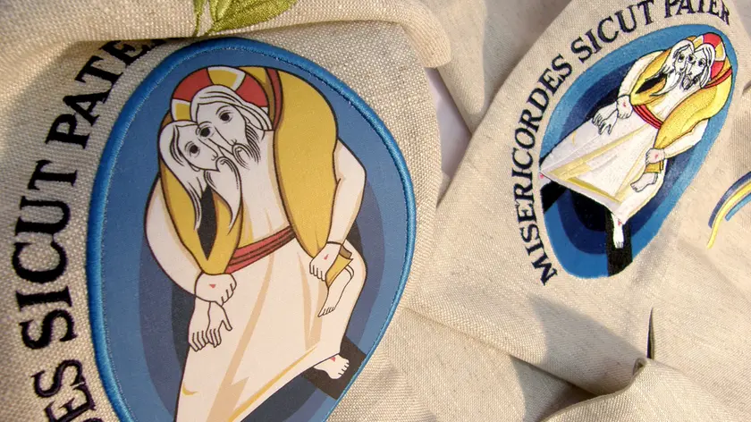 Il logo del Giubileo della Misericordia impresso su borse di juta destinate ai pellegrini