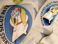Il logo del Giubileo della Misericordia impresso su borse di juta destinate ai pellegrini
