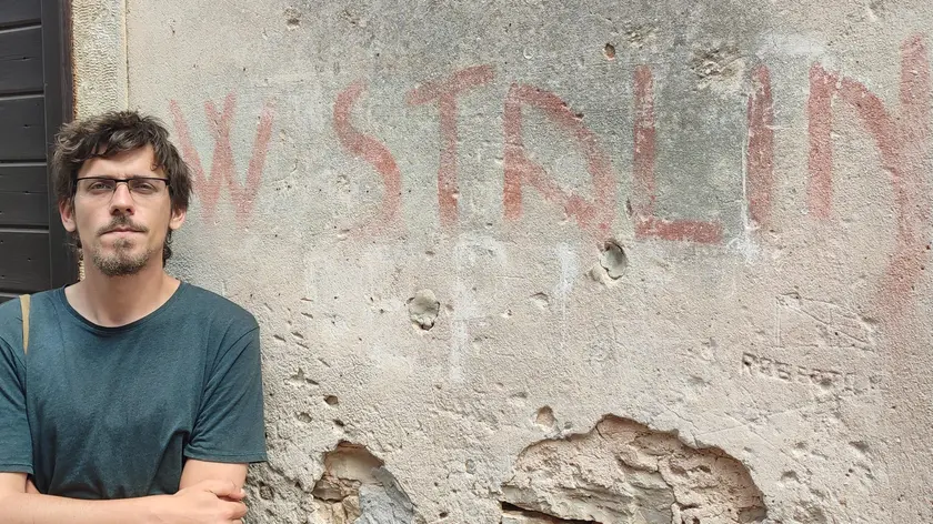 UšIć ha studiato Scienze umane a Fiume. Dal 2018 si dedica alle scritte