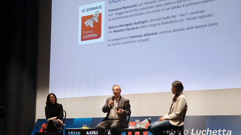 L’incontro dal titolo “Gaza, dove muore la nostra umanità”. Sul palco, i giornalisti Francesca Mannocchi, Riccardo Iacona e Azzurra Meringolo Scarfoglio. Foto di Andrea Lasorte