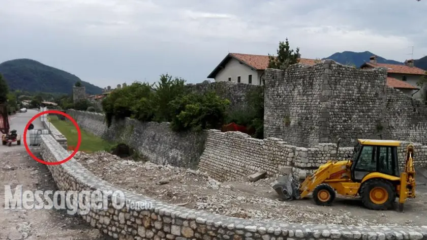 A sinistra il punto di congiunzione della mura a Venzone