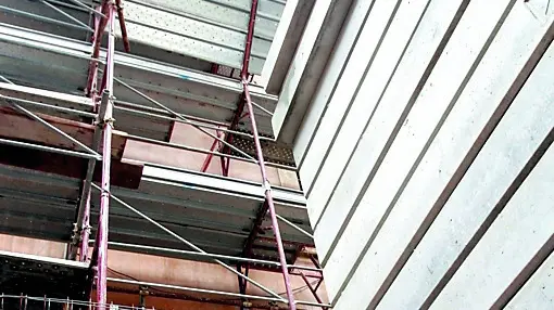 Operai al lavoro in un cantiere edile finanziato con il superbonus