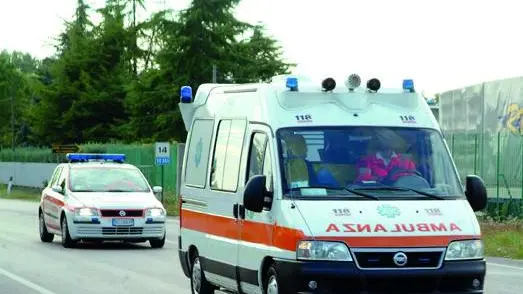 Un'automedica e un'ambulanza del 118