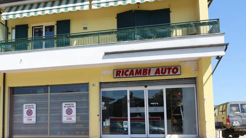 Il vecchio supermercato diventato negozio di ricambi per le auto Foto Bumbaca