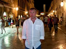 Dubrovnik, 070912. Roman Abramovic posjetio je danas Dubrovnik, vecerao u ribljem restoranu na Stradunu i nakon vecere posao u djir stradunom trudeci se izbjeci objektive fotorepotera. Foto: Tonci Plazibat / CROPIX