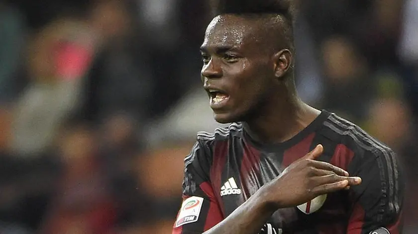 Milan's Mario Balotelli reacts during the Italian Serie A soccer match AC Milan vs Carpi FC at Giuseppe Meazza stadium in Milan, Italy, 21 April 2016..ANSA/DANIEL DAL ZENNARO