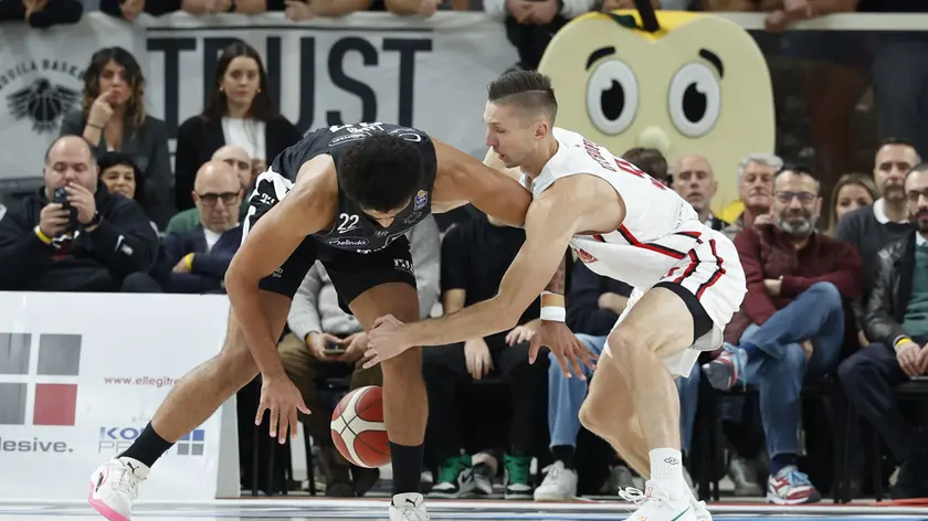 Un momento del match tra Pallacanestro Trieste e Trento (Foto Ciamillo / Lasorte)