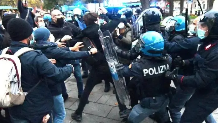 Gli scontri tra manifestanti e le forze dell’ordine in piazza Libertà il pomeriggio del 24 ottobre. Bruni