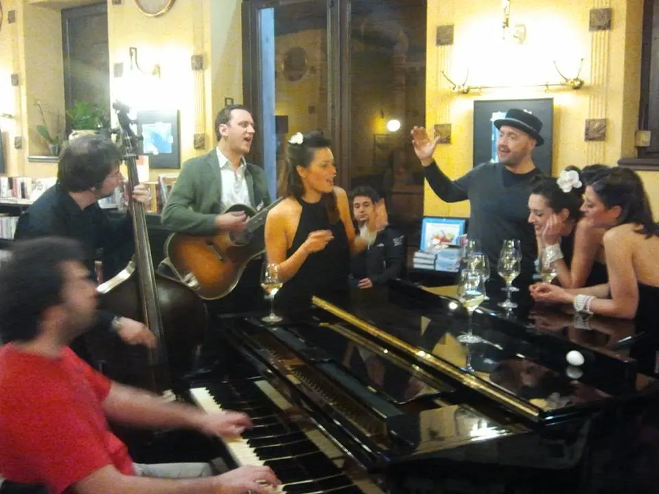 Joe Bastianich e Les Babettes durante un'esibizione al Caffè San Marco