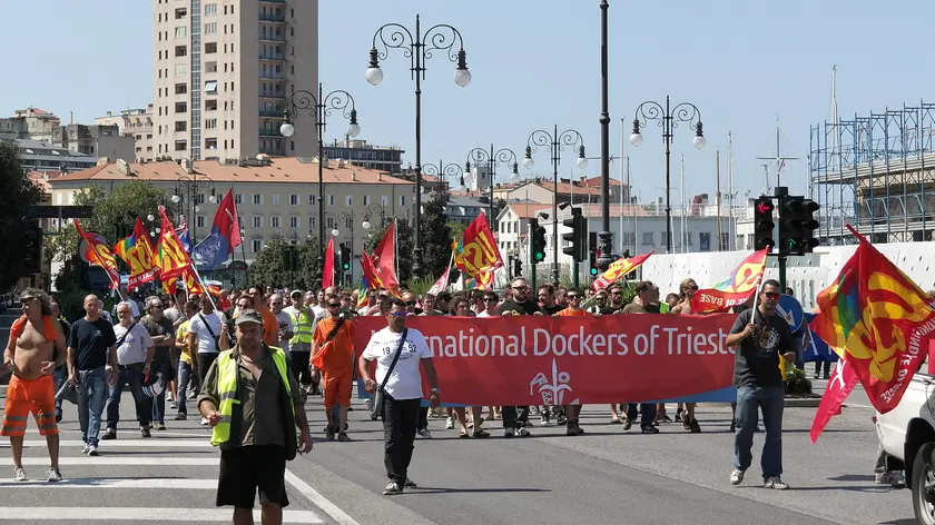 Il corteo di protesta organizzato dal Coordinamento lavoratori portuali di Trieste-Usb (foto Lasorte)