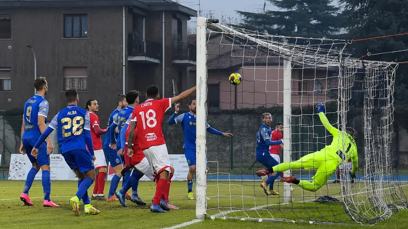 Fumagalli respinge al di là della linea di porta la conclusione di Gomez. Sotto, l’esultanza degli alabardati (Foto Claudio Grassi)