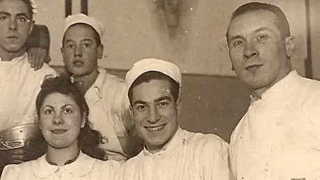 Al centro della foto Luciano Finzi nel laboratorio della pasticceria Eppinger (ora La Bomboniera)