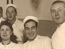 Al centro della foto Luciano Finzi nel laboratorio della pasticceria Eppinger (ora La Bomboniera)