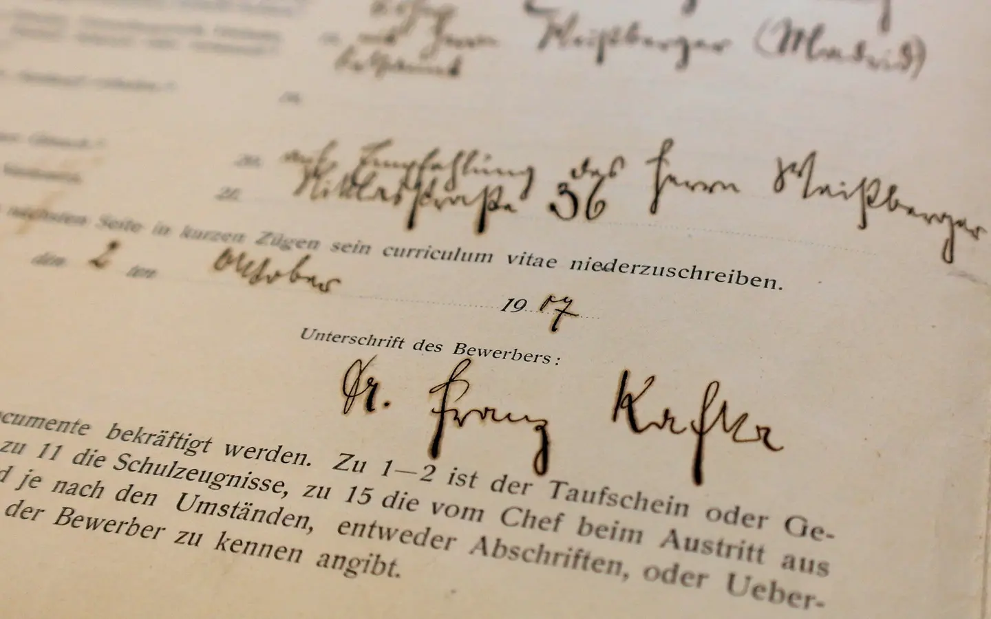 La firma autografa di Kafka al momento di chiedere l'assunzione alle Generali. I documenti sono conservati presso l'Archivio Storico a Trieste in Largo Bonifacio (foto Lasorte)