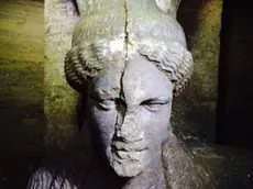 Una delle statue della tomba