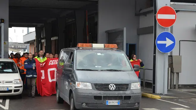 Lasorte Trieste 19/02/14 - Riva Traiana, Porto Nuovo, Corteo accompagna Portuale Morto sul Lavoro