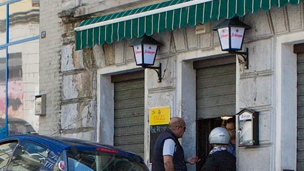 Il bar di via San Marco dove è stato soccorso l'uomo aggredito