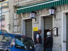 Il bar di via San Marco dove è stato soccorso l'uomo aggredito