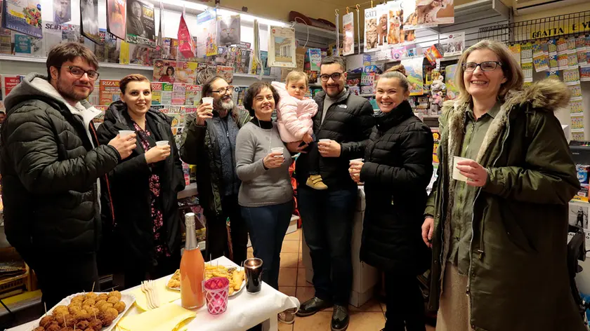 Il momento del brindisi nell’edicola di piazza Ospitale scelta come location della “Notte” Foto Silvano