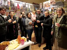 Il momento del brindisi nell’edicola di piazza Ospitale scelta come location della “Notte” Foto Silvano