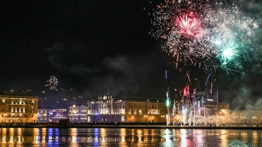 I fuochi sopra le Rive. In alto un momento della festa dello scorso anno in piazza Unità