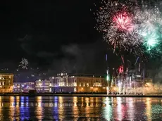 I fuochi sopra le Rive. In alto un momento della festa dello scorso anno in piazza Unità