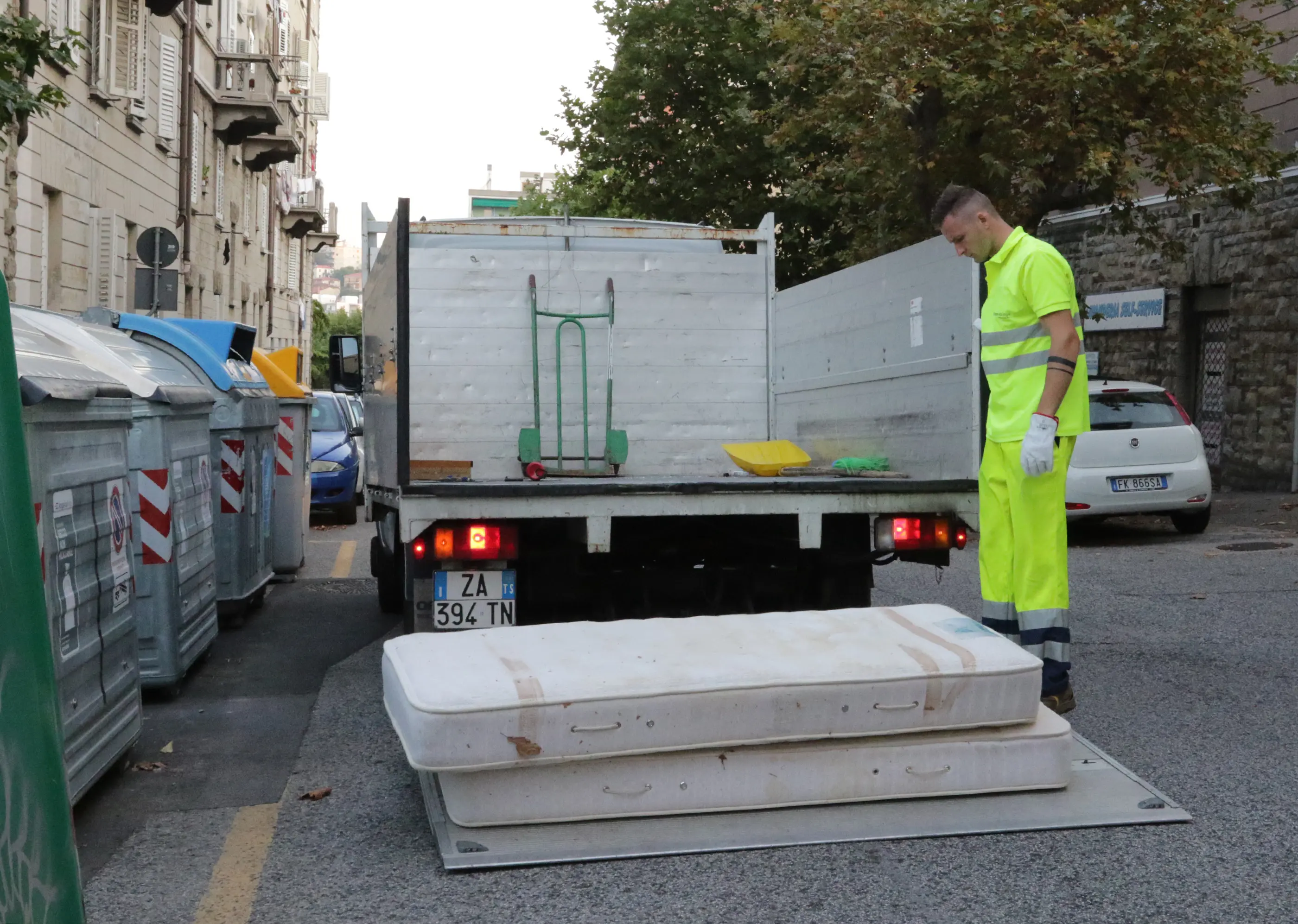 Lasorte Trieste 25/07/19 - AcegasAps, Raccolta Rifiuti Ingombranti Lasciati in Strada, Via Lorenzetti