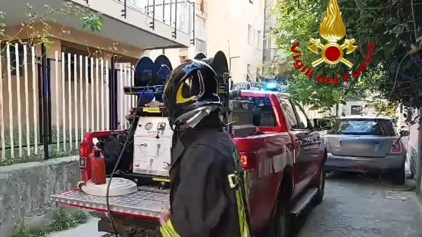 I vigili del fuoco in vicolo Ospedale militare