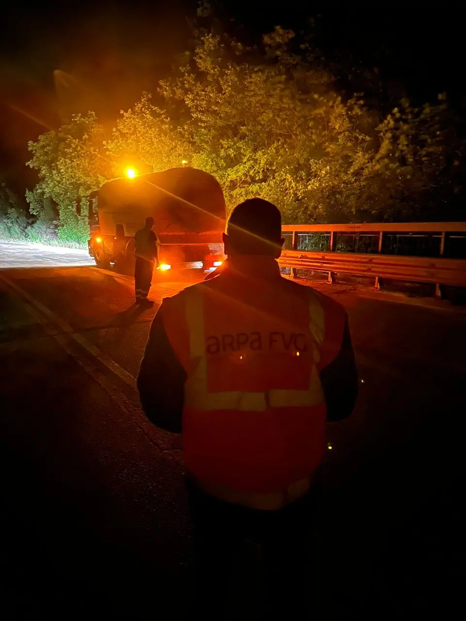 Il camion fermo in via Brigata Casale (Foto Arpa Fvg)