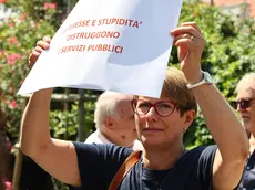 I partecipanti alla manifestazione con i cartelli in difesa della sanità