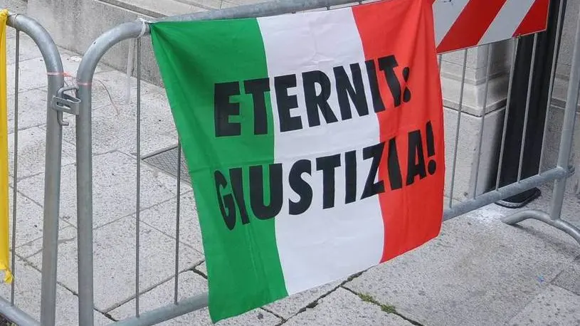 Uno striscione simbolo delle battaglie legali contro l'amianto