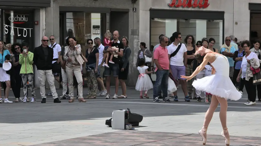 Lasorte Trieste 15/08/14 - Ferragosto, Piazza della Borsa, Artisti di Strada, Ballerina
