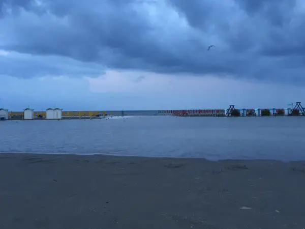 La spiaggia della Costa azzurra coperta d'acqua (Foto tratta da profilo twitter di Paolo Bosio)