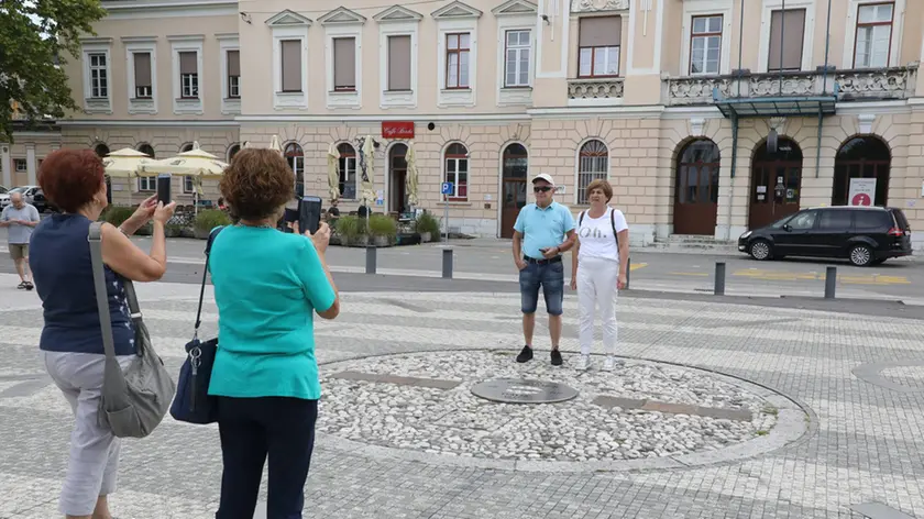 La piazza della Transalpina ieri mattina con un gruppo di turisti che scattavano immagini ricordo