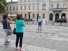 La piazza della Transalpina ieri mattina con un gruppo di turisti che scattavano immagini ricordo