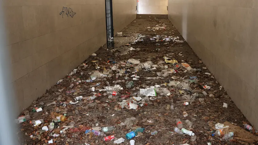 La situazione indecorosa all’interno del sottopasso chiuso di piazza Libertà Foto Lasorte