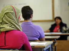 Una studentessa col velo in classe (Foto di archivio)