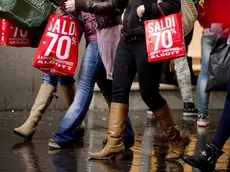 Aperura della stagione di saldi, 2 gennaio 2013, a Napoli dove pero' negozi deserti e vie dello shopping non affollate hanno caratterizzato la giornata..ANSA / CIRO FUSCO