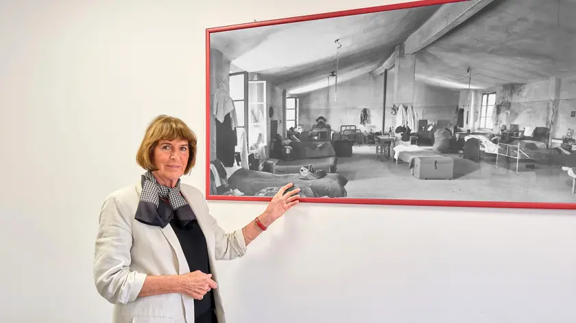 La presidente Lori Sampietro indica un vecchio stanzone (foto di Massimo Silvano)