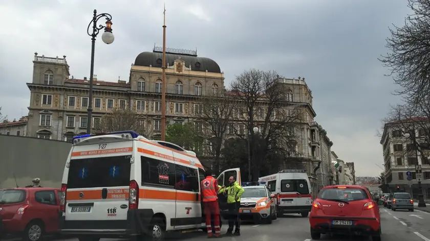 I soccorsi sul luogo dell'incidente (Foto inviataci dal lettore Paolo Sperti)