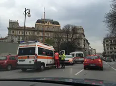 I soccorsi sul luogo dell'incidente (Foto inviataci dal lettore Paolo Sperti)