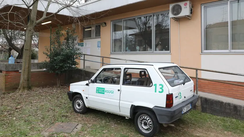 Un mezzo dell’Asugi davanti al poliambulatorio di Gradisca. Foto Bumbaca