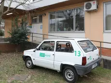 Un mezzo dell’Asugi davanti al poliambulatorio di Gradisca. Foto Bumbaca