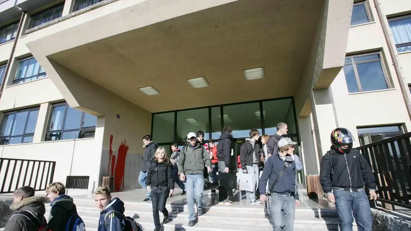 sterle trieste studenti del max fabiani all'uscita della scuola pregasi gentilmente di salvare queste foto alla c a dott livio missio grazie