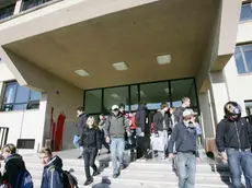 sterle trieste studenti del max fabiani all'uscita della scuola pregasi gentilmente di salvare queste foto alla c a dott livio missio grazie