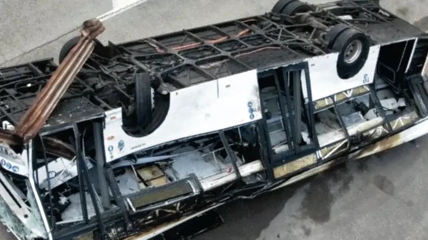 L’autobus rovesciato è stato rimosso dal luogo dell’incidente e portato in un piazzale di via Torino, a disposizione dei periti e dell’autorità giudiziaria che dovrà stabilire le esatte cause dello schianto FOTOSERVIZIO PORCILE
