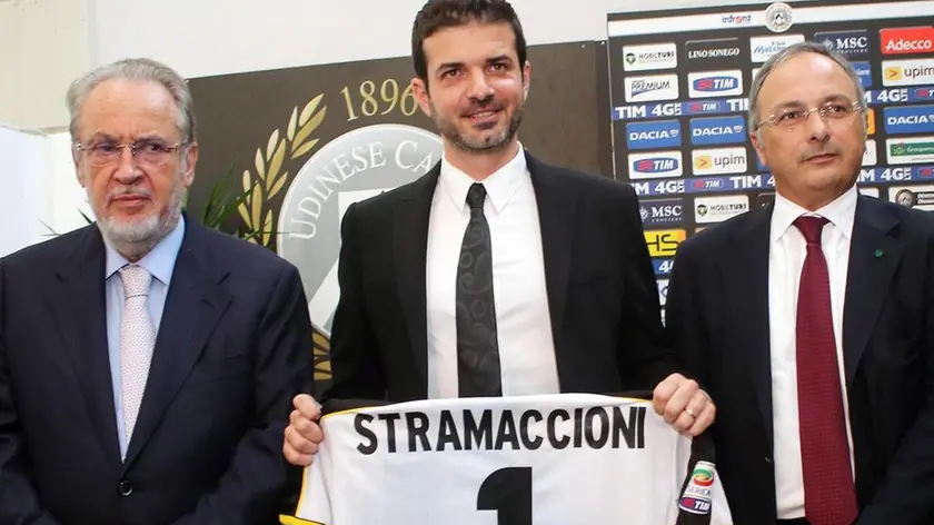L'azionista di maggioranza dell'Udinese Giampaolo Pozzo con il nuovo allenatore dell'Udinese Andrea Stramaccioni (C) e il presidente Franco Soldati (D) durante la conferenza stampa di presentazione del tecnico, Udine, 6 giugno 2014. ANSA/ALBERTO LANCIA