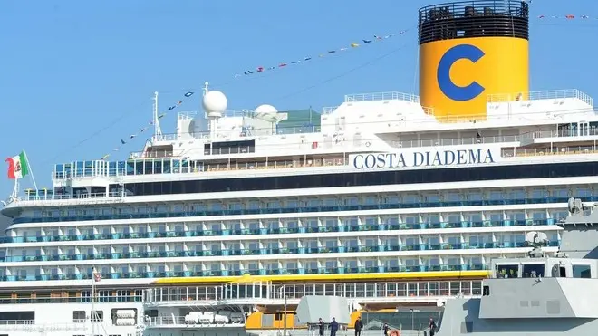 Foto Bruni 31.10.14 Nave militare Fasan e Costa Diadema