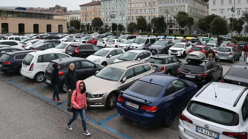 L'ex piscina Bianchi e il parcheggio gestito da esatto (foto Andrea Lasorte)