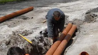 - Operai di Gsp al lavoro a Zoldo Alto per posare la rete fognaria